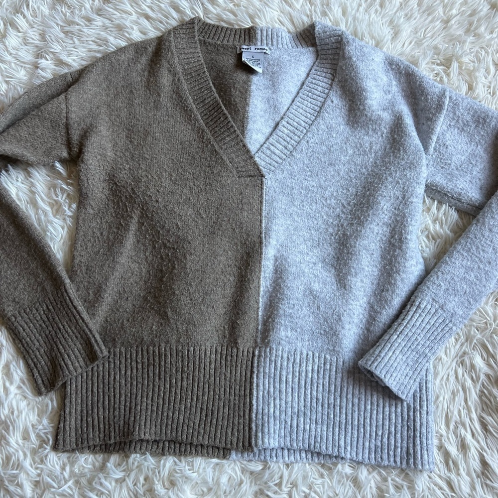 Sweet Romeo Colorblock V neck knit gray and tan sweater size small